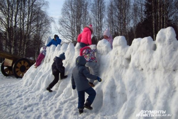Снежки в снежной крепости