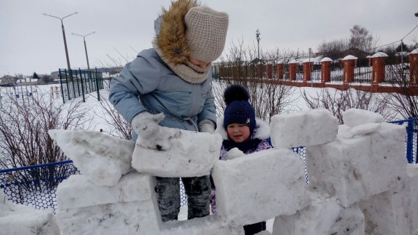 Украсить снежную крепость