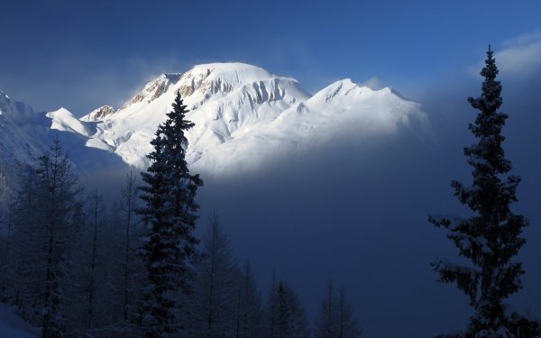 Горные вершины заснеженные горы