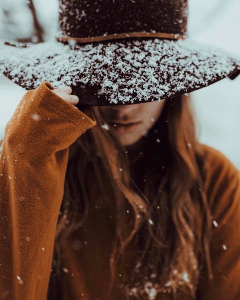 Девушка в снегу