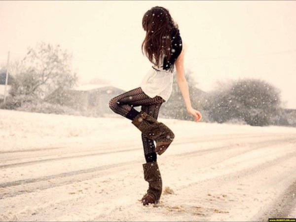 Брюнетка со спины зимой