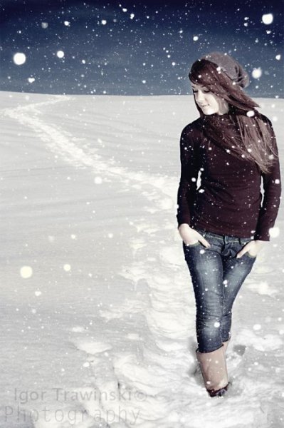 Брюнетка со спины зимой
