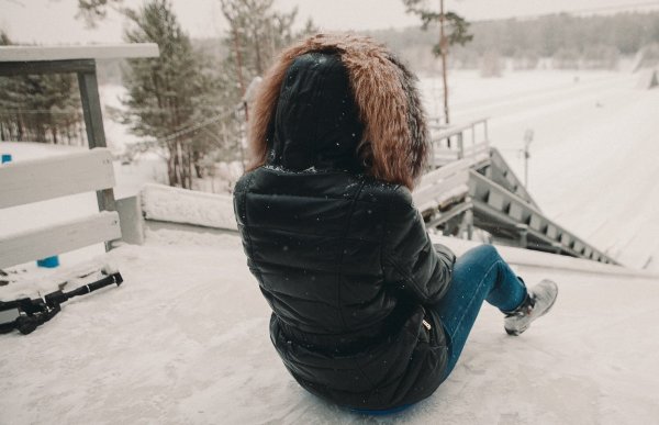 Девушка зимой со спины