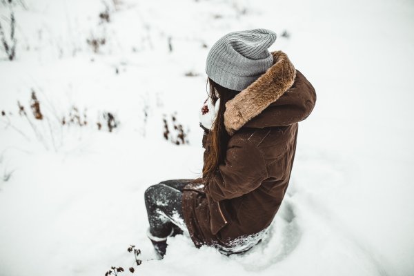 Девушка зимой со спины