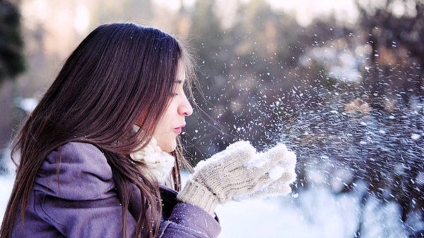 Девушка брюнетка и снег