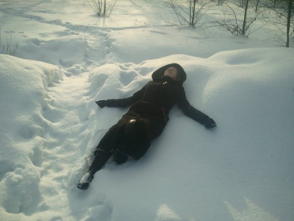 Девушка лежит на снегу