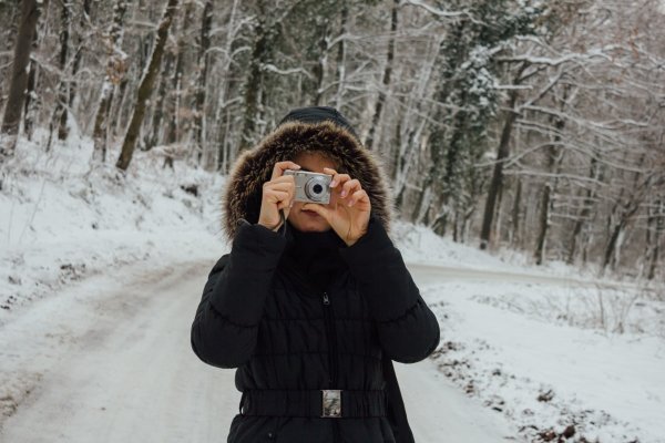 Девушка фотограф зимой