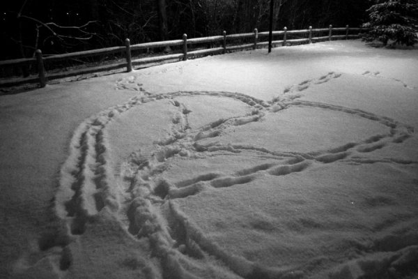 Сердце на снегу ночью