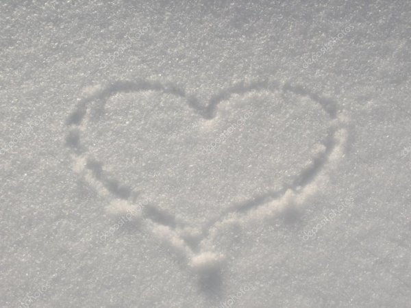 Буква с на снегу с сердцем