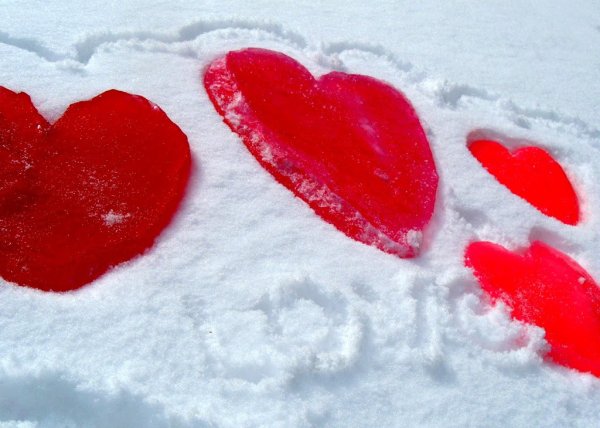 Сердце на снегу краской