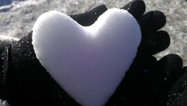 Сердечко из снега