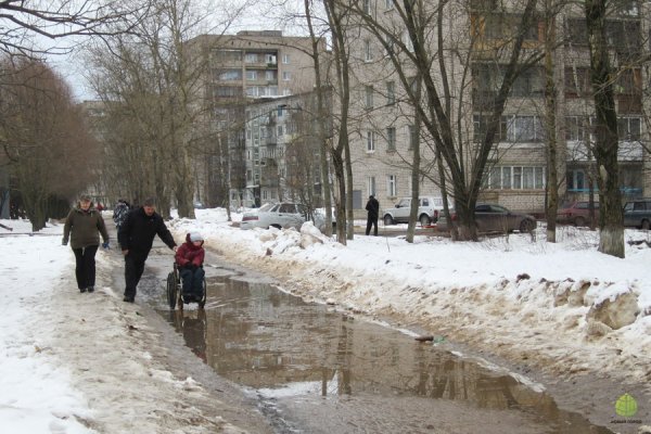 Тает снег в городе