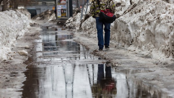 Таяние снега в городе