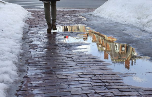 Тает снег в городе