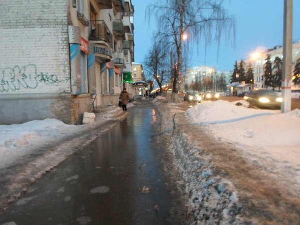 Снег весной в городе