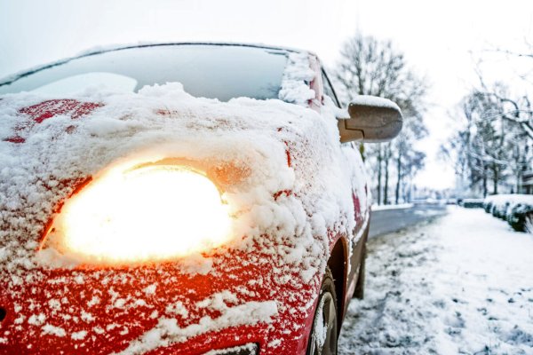 Автомобиль под снегом