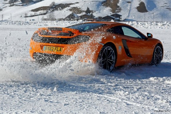 Машина в снегу