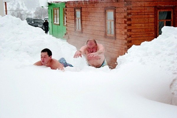 Купание в снегу после бани