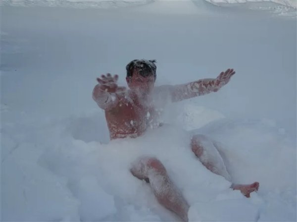 Купание в снегу после бани