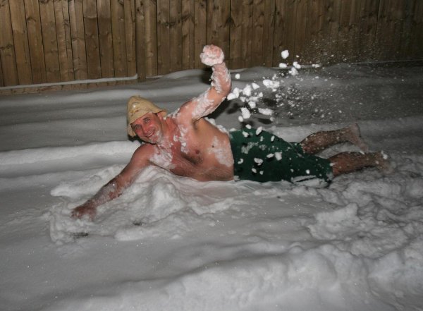 Можно ли прыгать в снег после бани? Как делать это правильно?