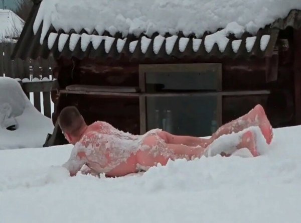 Валяться в снегу после бани