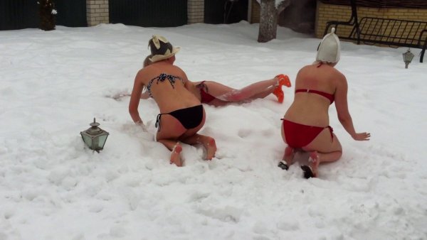 Прыжки в снег после бани