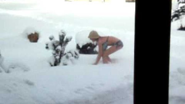 Девушки в снегу после бани