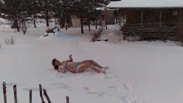 Купание в снегу после бани