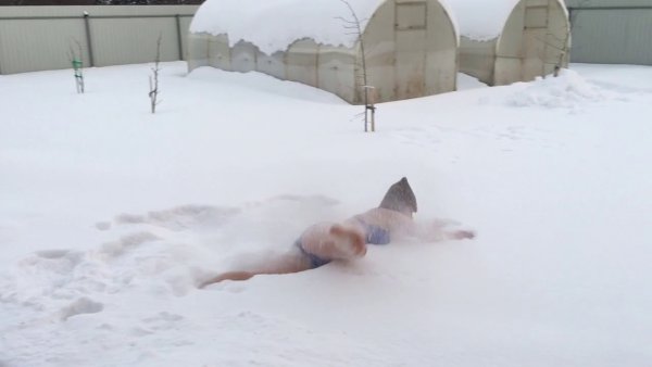 Купание в снегу после бани