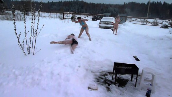 Девушка в сугробе после бани