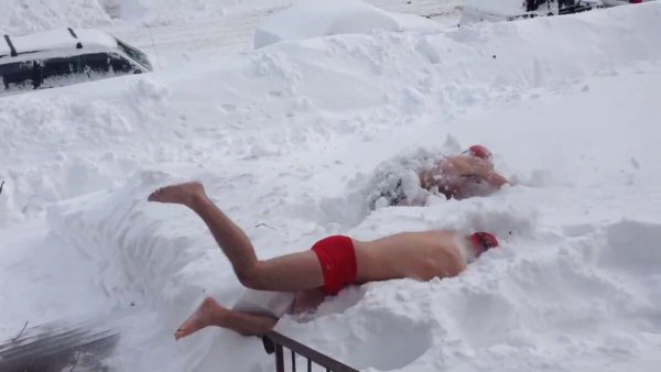 Купание в снегу