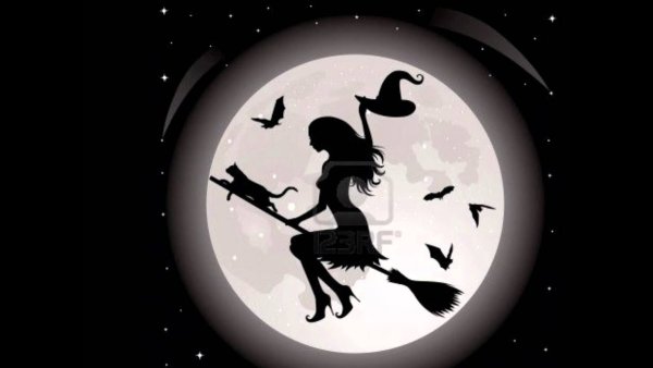 Ведьмочка на метле и Луна