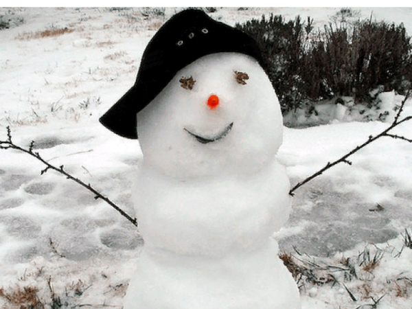 Лепка снеговиков из снега