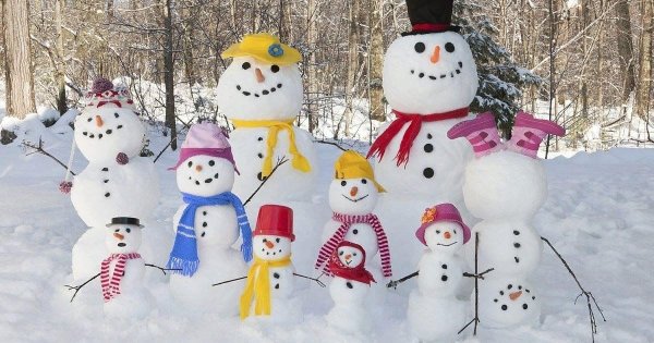 Семья снеговиков из снега