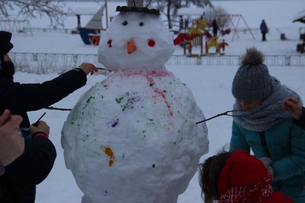 Лепка снеговиков из снега