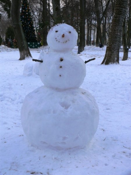 Снеговик слепленный