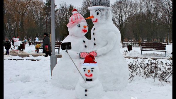 Фигурки из снега Снеговик