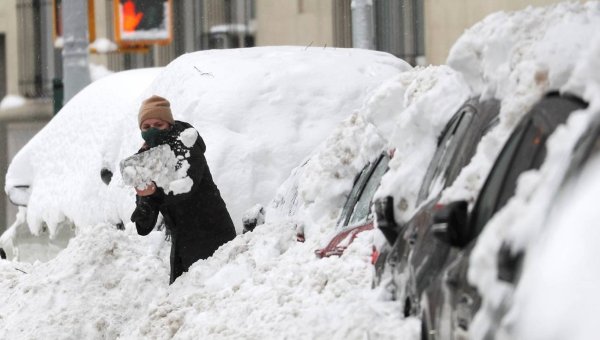 Машину засыпало снегом