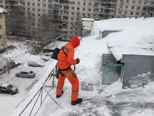 Уборка снега с крыш