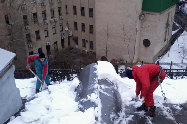 Уборка снега вручную с крыши