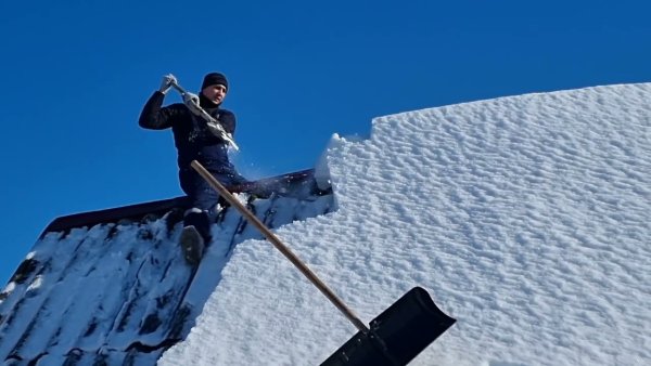 Чистка двухскатной крыши от снега