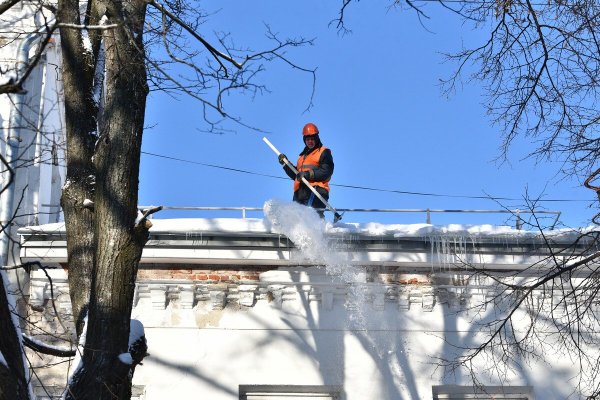 Уборка снега с крыш метлой