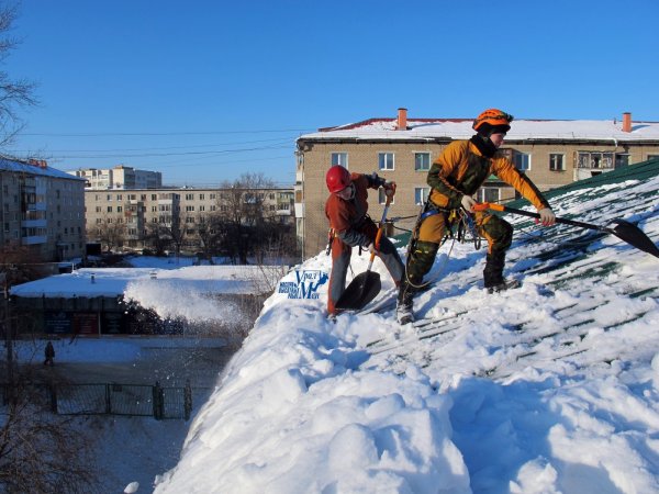 Очистка снега с крыши