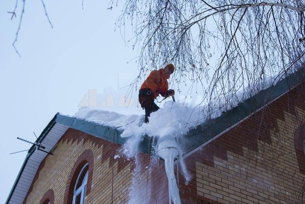 Приспособление для очистки наледи с крыши