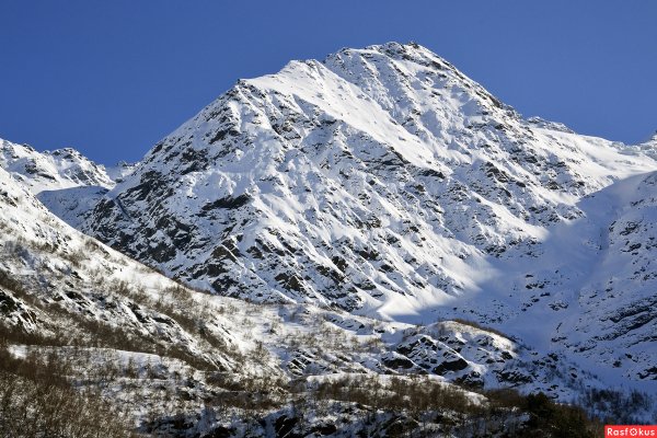 Снежный кавказский хребет