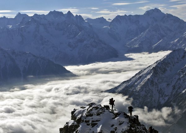 Горы на Кавказ снежные вершины