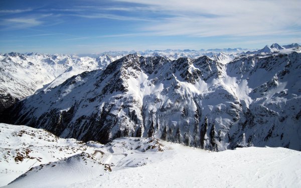 Подножие горы снег