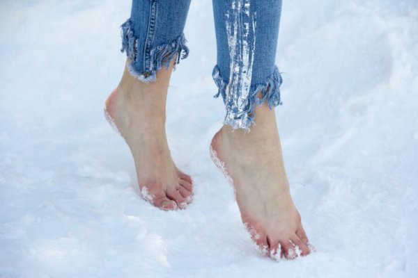 Босые ноги на снегу