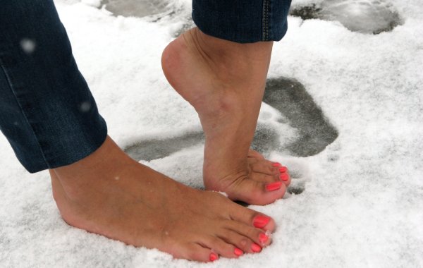 Босая на снегу