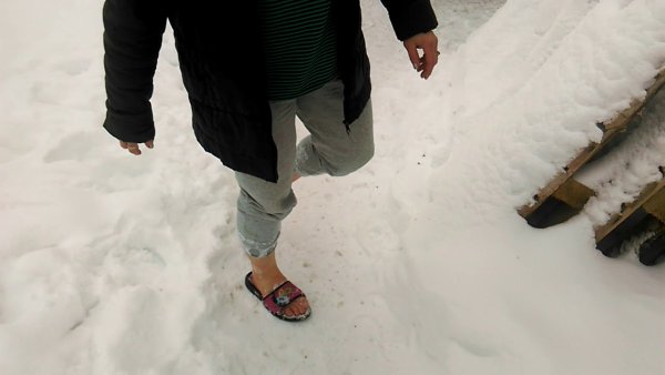 Зимой в шлепках